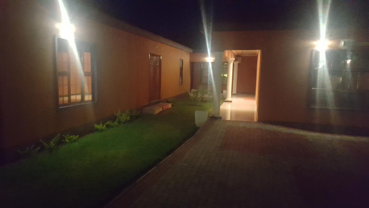 Mathlyn Guest House Francistown Exterior foto