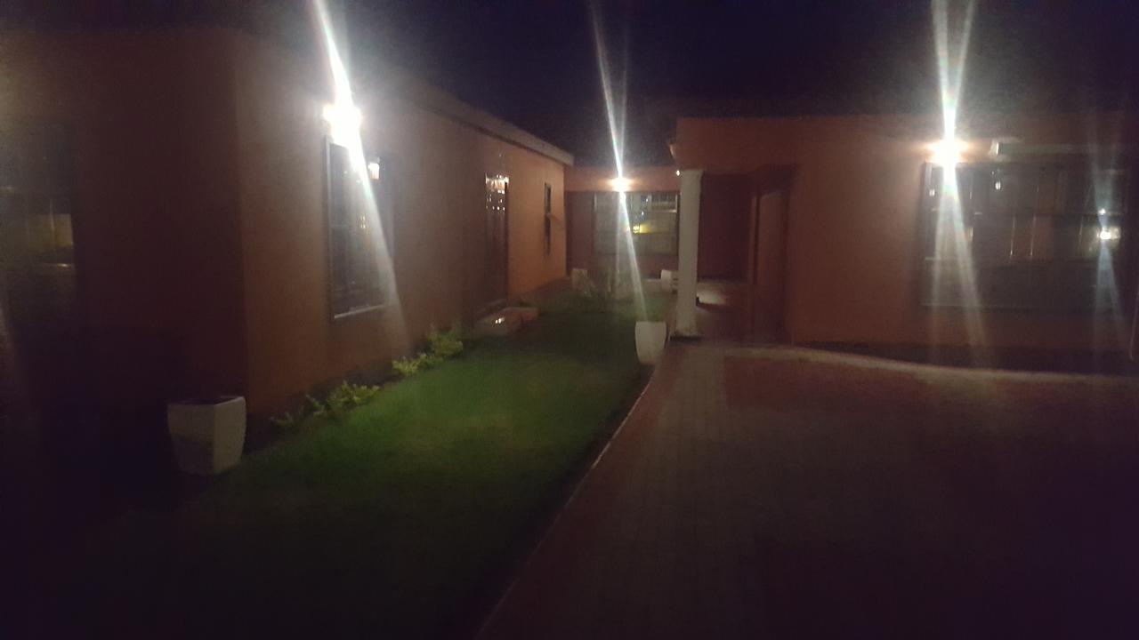 Mathlyn Guest House Francistown Exterior foto