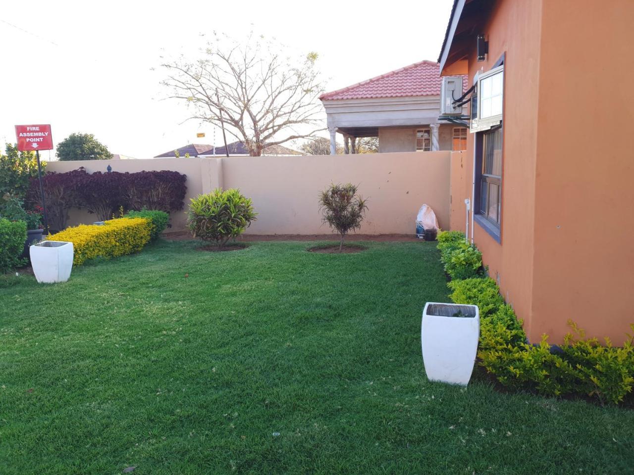 Mathlyn Guest House Francistown Exterior foto